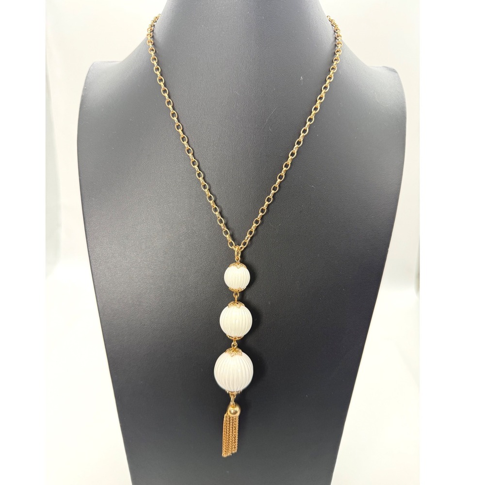 Vintage Sarah Coventry White Ribbed Bead Gold Tone Tassel Pendant Necklace Box